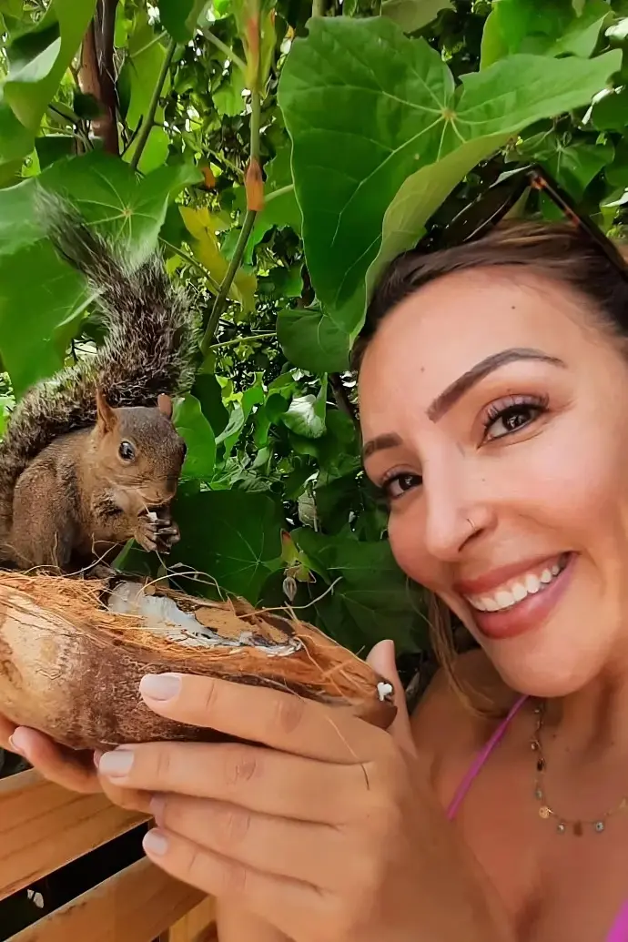 Pousando para a foto na companhia de um esquilo na ilha de santo aleixo