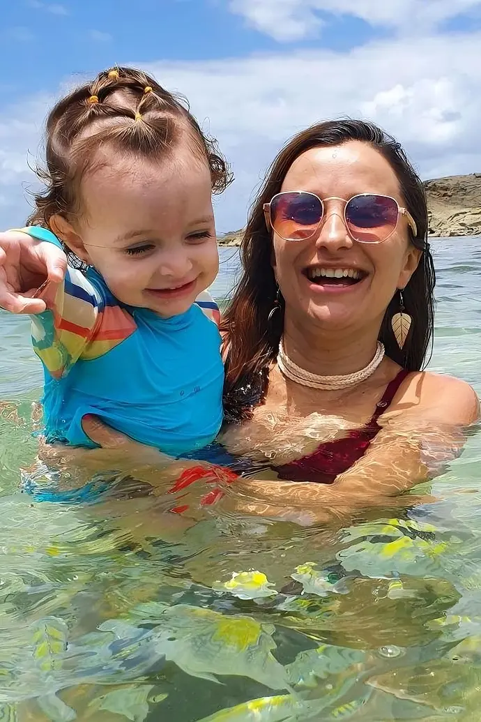 mãe com sua filha se divertindo nas piscinas naturais da ilha de santo aleixo 
