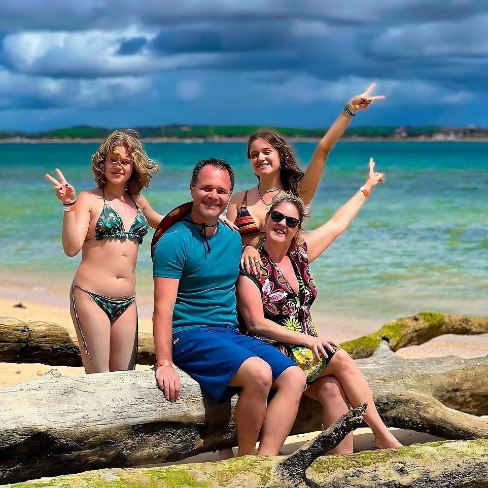 Familia disfrutando de la isla de Santo Aleixo